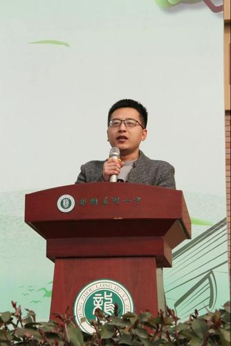 教师代表何文谱发言