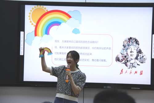 2510班冯子轩同学正在进行演讲